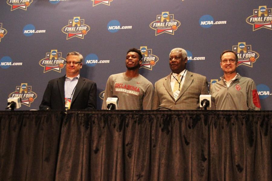 Buddy+Hield+accepting+the+Oscar+Robertson+Trophy