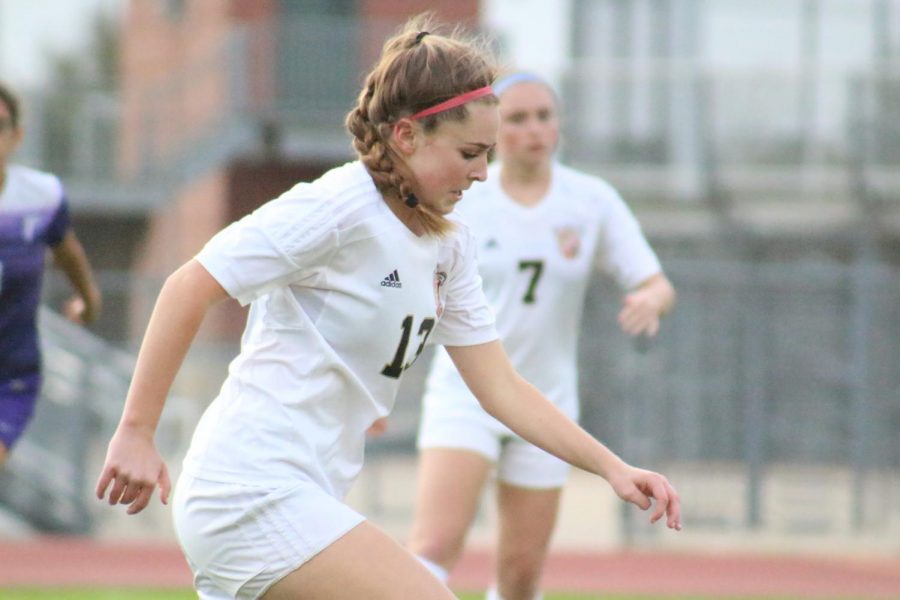 Sophomore Taylor Sims prepares to pass the ball during the game against Jersey Village.