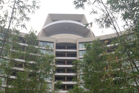 Bay Lake Tower is 15 stories tall and shaped like a C. Within the C is a courtyard with benches and courts for bocce ball and shuffleboard. On the top floor is the Top of the World Lounge, where guests can view the Magic Kingdom as well as the nearby Bay Lake.