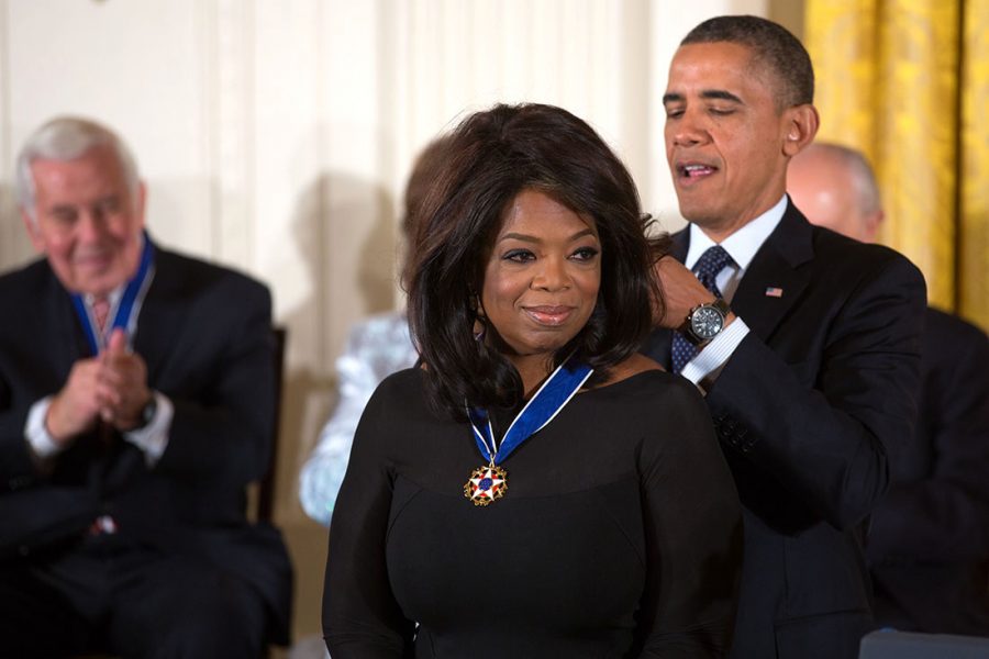 President+Barack+Obama+awards+the+2013+Presidential+Medal+of+Freedom+to+Oprah+Winfrey+during+a+ceremony+in+the+East+Room+of+the+White+House%2C+Nov.+20%2C+2013.+