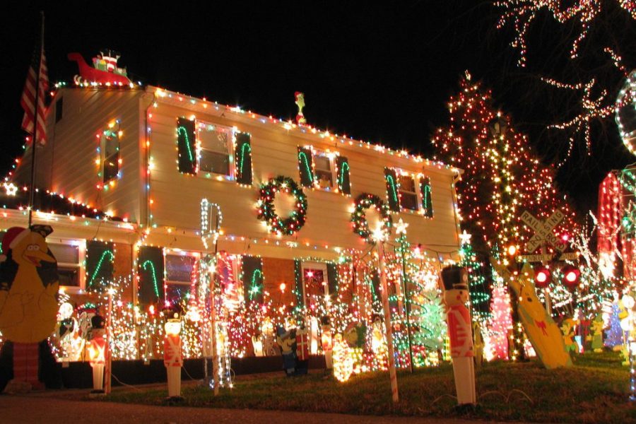A house decorated with Christmas lights.
