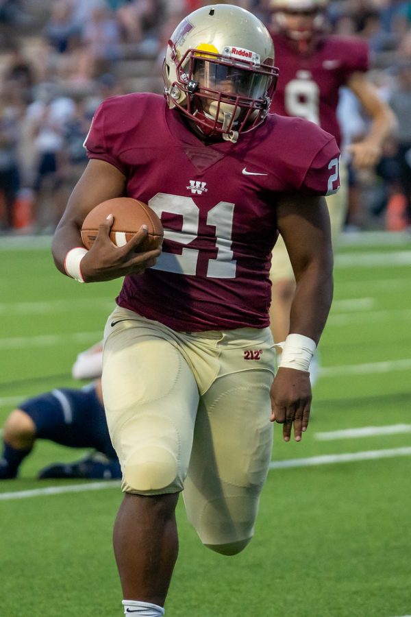 Trayse Holmes runs for the touchdown against Tomball Memorial High School